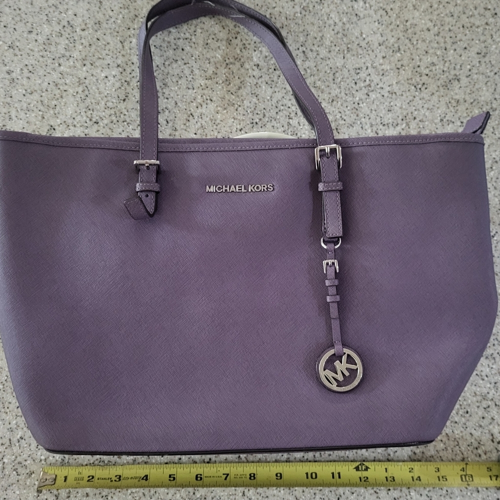 Chic MICHAEL KORS Leather Purple (Iris) Bag / Tote with Spacious Interior - Picture 11 of 13